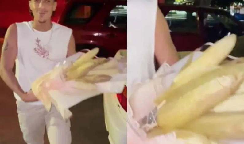 Joven sorprende a su mejor amiga con ramo de elotes; ¿será un amor tierno o duro? Joven sorprende a su mejor amiga con ramo de elotes; ¿será un amor tierno o duro?