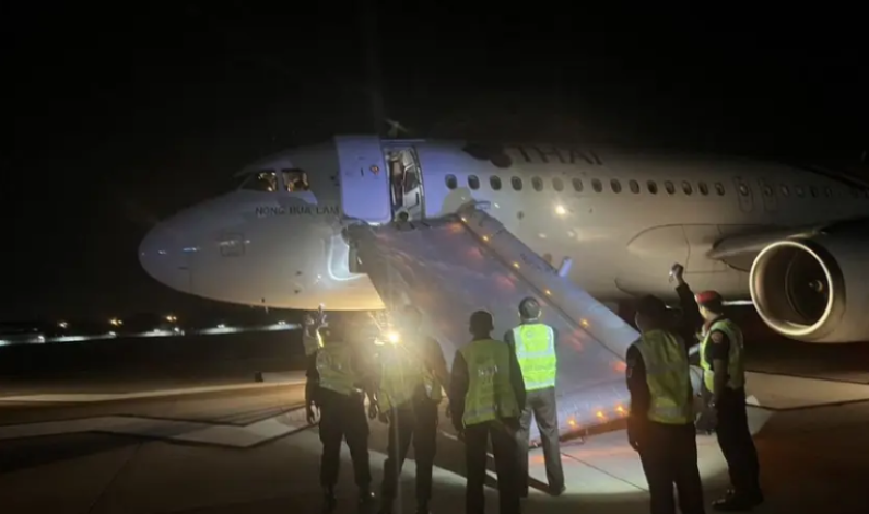 Detienen a un pasajero canadiense tras abrir puerta de un avión en Tailandia Detienen a un pasajero canadiense tras abrir puerta de un avión en Tailandia