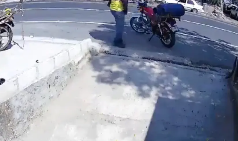 Motociclista ve venir la muerte un segundo antes pero ya nada puede hacer Motociclista ve venir la muerte un segundo antes pero ya nada puede hacer