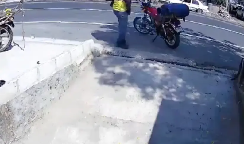 Motociclista ve venir la muerte un segundo antes pero ya nada puede hacer