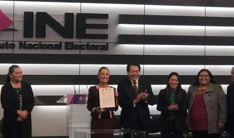 Claudia Sheinbaum entrega al INE solicitud como aspirante a la Presidencia Claudia Sheinbaum entrega al INE solicitud como aspirante a la Presidencia