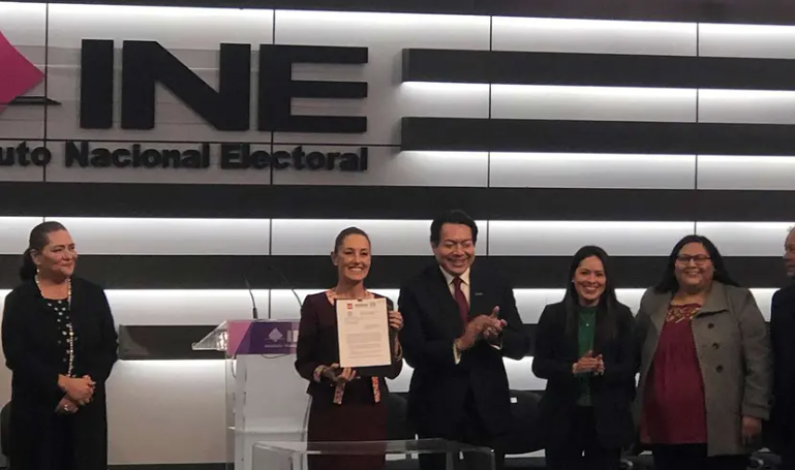 Claudia Sheinbaum entrega al INE solicitud como aspirante a la Presidencia