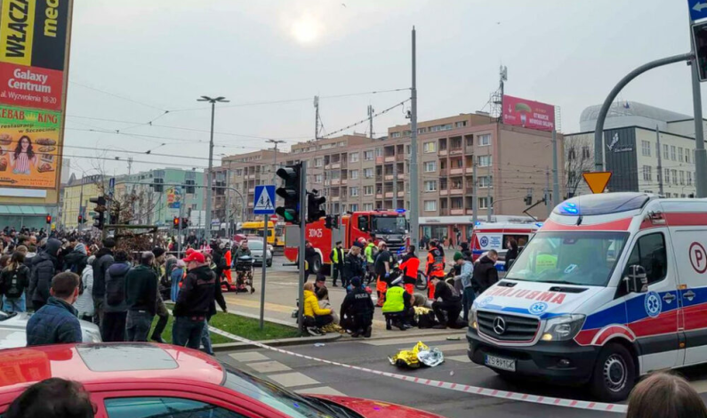 Un automóvil atropella a peatones en Szczecin «Polonia» y deja una cantidad de 19 Heridos Un automóvil atropella a peatones en Szczecin «Polonia» y deja una cantidad de 19 Heridos