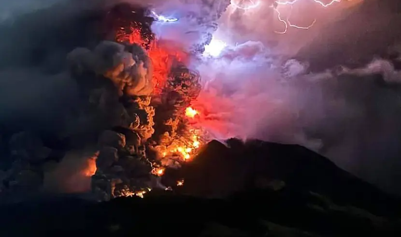 Captan impresionante erupción de volcán en Indonesia; cientos de evacuados Captan impresionante erupción de volcán en Indonesia; cientos de evacuados