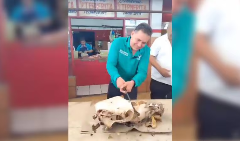 Eugenio Hernández, exgobernador de Tamaulipas, da machetazos a una cabeza de res en alusión a Cabeza de Vaca Eugenio Hernández, exgobernador de Tamaulipas, da machetazos a una cabeza de res en alusión a Cabeza de Vaca
