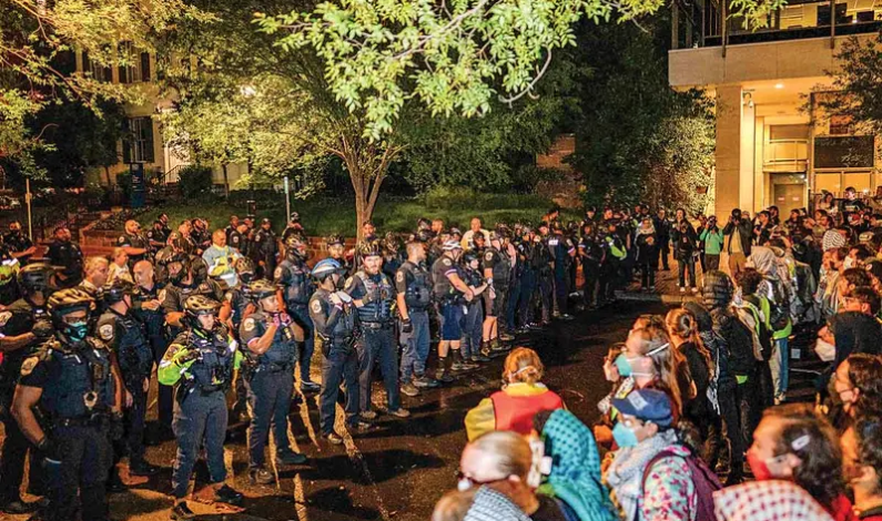 Protestantes  universitarios: Paralelismos históricos con clamor de paz en EU Protestantes  universitarios: Paralelismos históricos con clamor de paz en EU