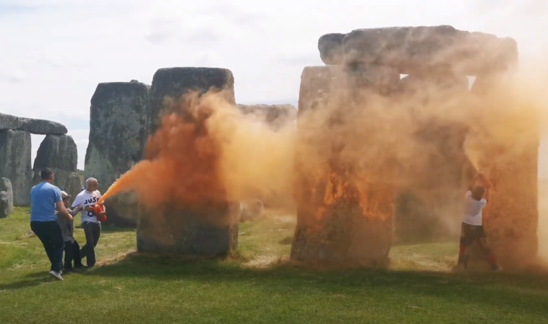 Detienen a 2 ecologistas por pintar el monumento de Stonehenge Detienen a 2 ecologistas por pintar el monumento de Stonehenge