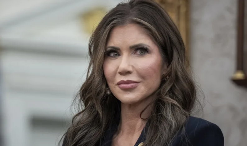 Roban bolso a Kristi Noem, secretaria de Seguridad Nacional de Trump, en restaurante de Washington Roban bolso a Kristi Noem, secretaria de Seguridad Nacional de Trump, en restaurante de Washington