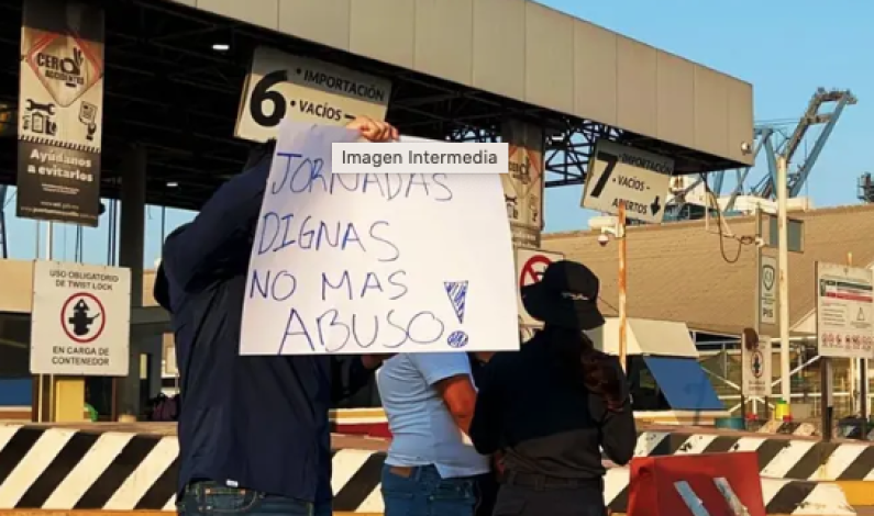 Trabajadores ‘paran’ aduana de Manzanillo; denuncian abuso laboral Trabajadores ‘paran’ aduana de Manzanillo; denuncian abuso laboral