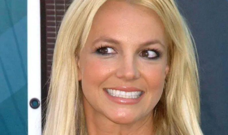Britney Spears causa polémica por fumar en un vuelo de México a Los Ángeles; cantante se disculpa Britney Spears causa polémica por fumar en un vuelo de México a Los Ángeles; cantante se disculpa