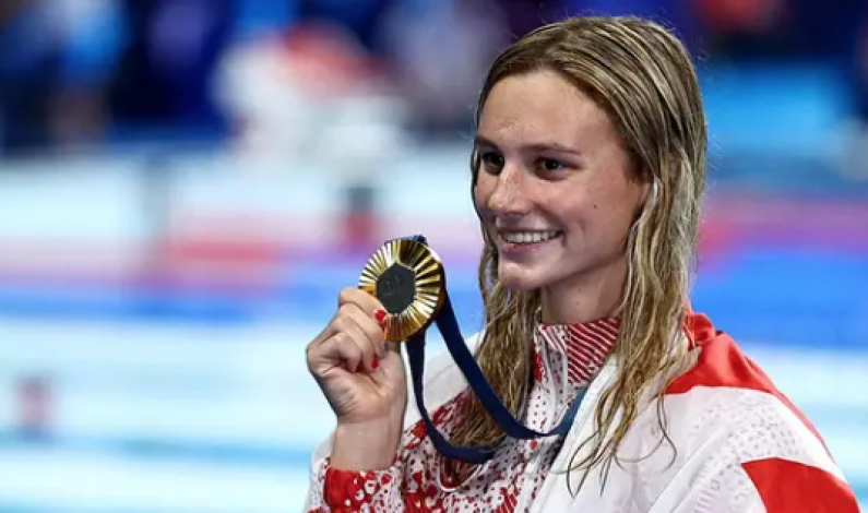 Summer McIntosh bate récord mundial de 200 metros estilos Summer McIntosh bate récord mundial de 200 metros estilos
