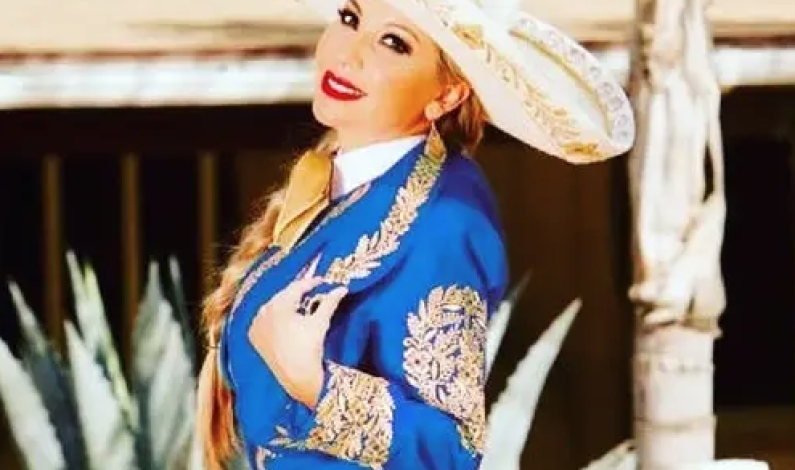 Deyra Barrera se disculpa tras cometer error al interpretar el Himno Nacional Deyra Barrera se disculpa tras cometer error al interpretar el Himno Nacional