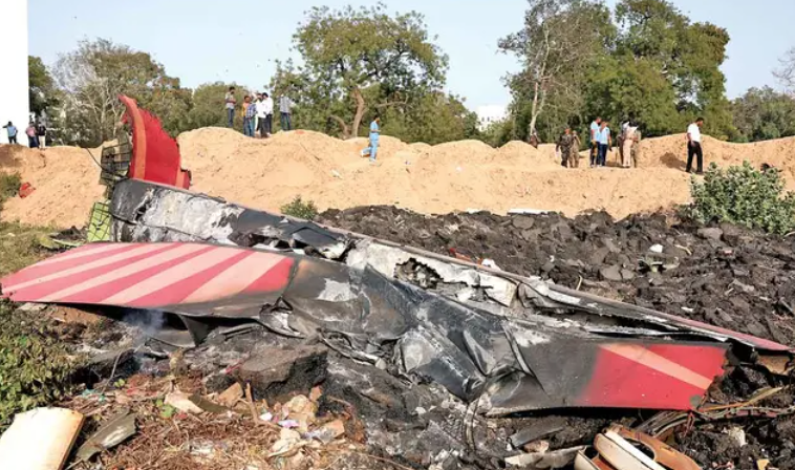 Recuperan una de las dos cajas negras del avión que se estrelló en India Recuperan una de las dos cajas negras del avión que se estrelló en India