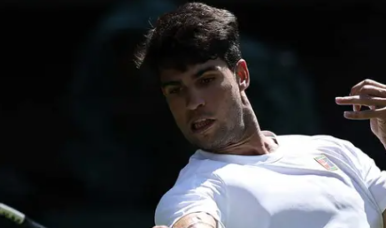 Carlos Alcaraz tuvo problemas en primera ronda de Wimbledon Carlos Alcaraz tuvo problemas en primera ronda de Wimbledon