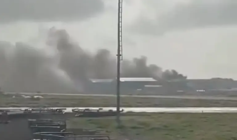 Un helicóptero militar se estrella en el aeropuerto de la capital de Somalia Un helicóptero militar se estrella en el aeropuerto de la capital de Somalia