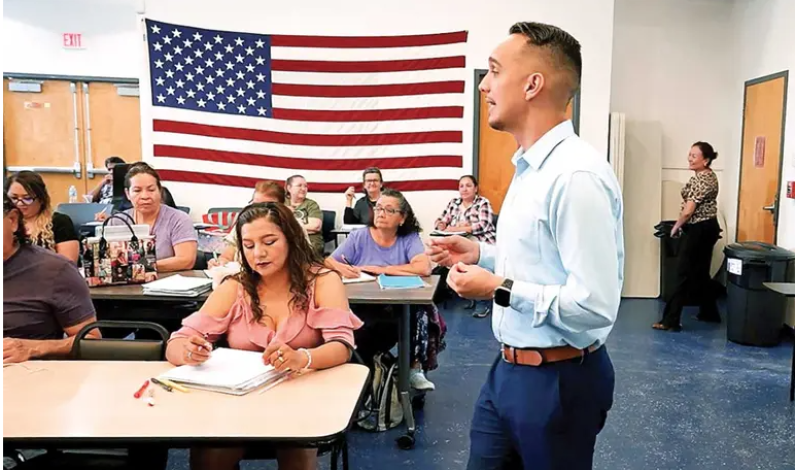 Por miedo, migrantes buscan la ciudadanía; temen perder green card Por miedo, migrantes buscan la ciudadanía; temen perder green card