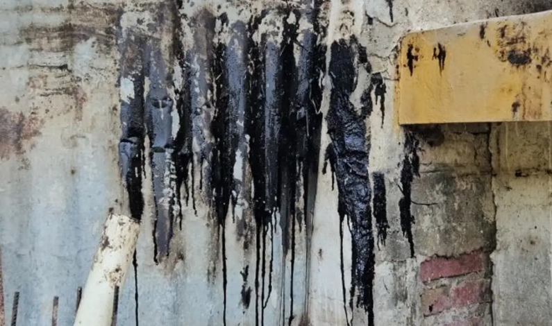 Limpian viviendas afectadas por derrame de petróleo al norte de Veracruz Limpian viviendas afectadas por derrame de petróleo al norte de Veracruz