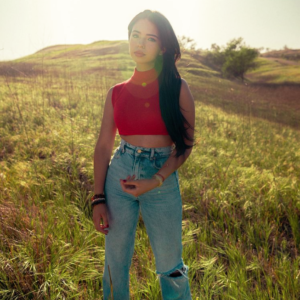 Ángela Aguilar impone MODA para temporada de calor; sorprendo con hermoso con top de cuello alto