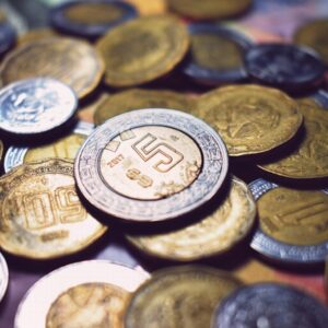 Peso mexicano cierra jornada con ligera baja frente al dólar