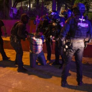 Liberan a 14 maestros del SDTEV detenidos en la SEV