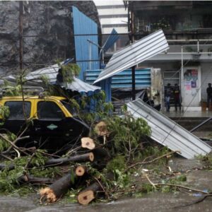 Poderoso ciclón azota India y complica crisis de covid-19