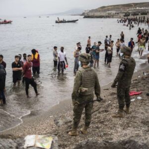 Éxodo de 6 mil migrantes en un día desborda enclave de Ceuta en España