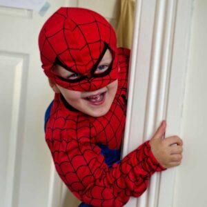 Niños molestan a araña para ser mordidos y tener poderes de Spider-Man