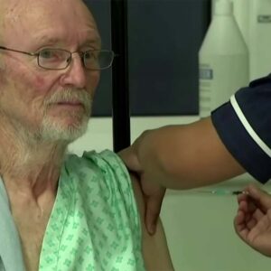 Muere William Shakespeare, primer hombre en recibir vacuna covid