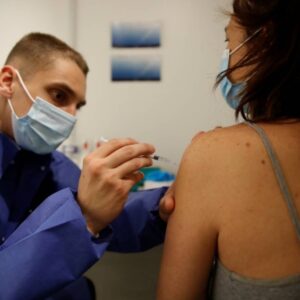 Abre Francia vacunación contra covid a mayores de 18 años