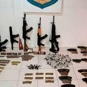 Catean inmueble y localizan arsenal