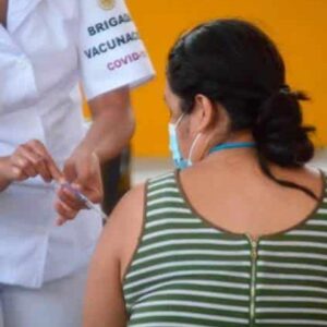 Reportan más de 100 mil vacunados contra Covid de 50 años en adelante en la capital