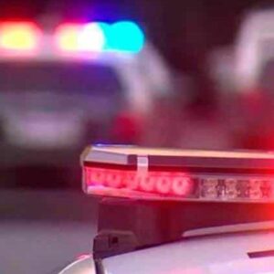 Robaba cable, el poste cayó y lo amputó