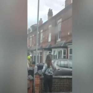 Mujer rescata a sus hijos de un incendio en casa