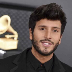 Yatra entra de lleno al reggaetón con Jhay Cortez