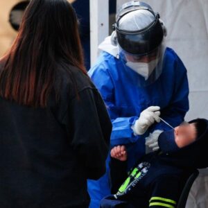 Repunte de covid-19 en niños fue en vacaciones y no en escuelas