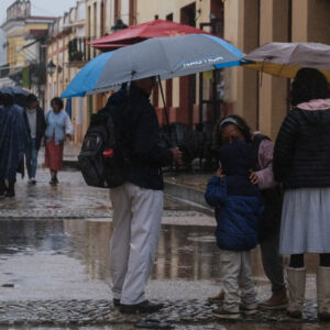 El frío y las lluvias continuarán este martes