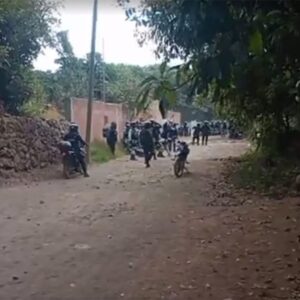 Maestros de CNTE intentan bloquear vías de ferrocarril; se enfrentan con policías.