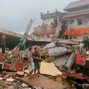 Reportan al menos 7 muertos por sismo de 6.2 en Indonesia.