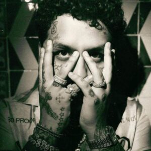 Christian Nodal promete ayuda a fan y luego la bloquea