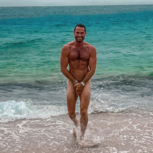 ¡Como Dios lo trajo al mundo! Sebastián Rulli festeja sus 47 años con desnudo