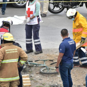 Bomberos, pese a carencias luchan por salvar vidas