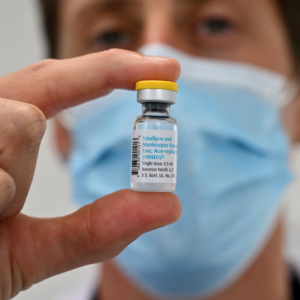 OMS logra acuerdo para distribuir vacuna contra viruela del mono en América Latina