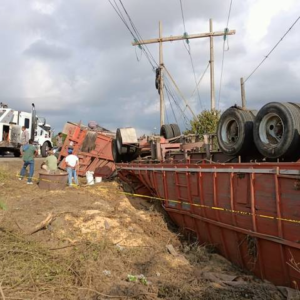 Vuelca tráiler cargado con maíz en la carretera Tampico-Valles