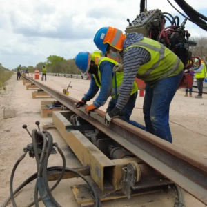 Denuncian supuestas irregularidades de balastro en Veracruz para Tren Maya; AMLO dice que no hay problema