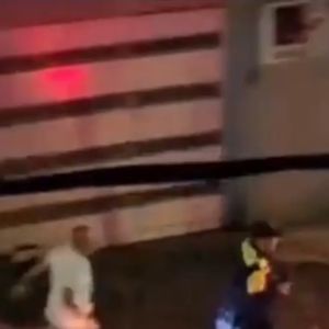 PolicĆa de trĆ”nsito roba celular de conductor y huye, segĆŗn revela video