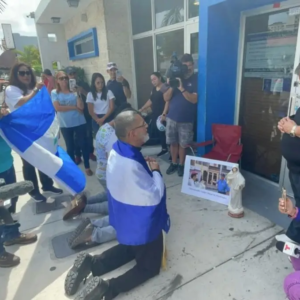 Exiliados de Nicaragua protestan frente al Consulado en Miami por arresto de obispo