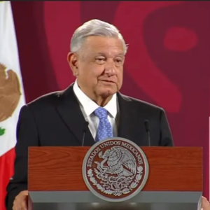 AMLO descarta prueba de COVID-19 tras amanecer con la voz ronca
