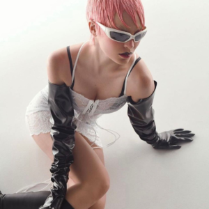 Belinda sorprende con un inesperado corte en color rosa