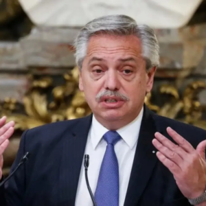 Acusan a presidente argentino de amenazar a fiscal que lleva caso de Cristina Fernández