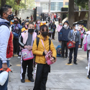 Con largas filas, desorden y mucho bullicio, así arranca el regreso a clases en Tamaulipas